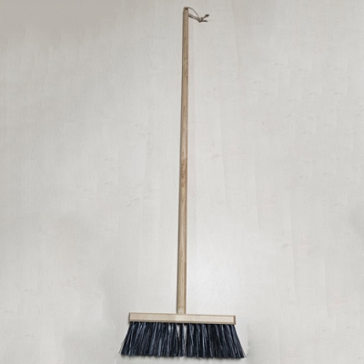 Щетка для улицы 600 мм, 4-х рядная, с резьбой, жесткий ворс, с черенком (60050)